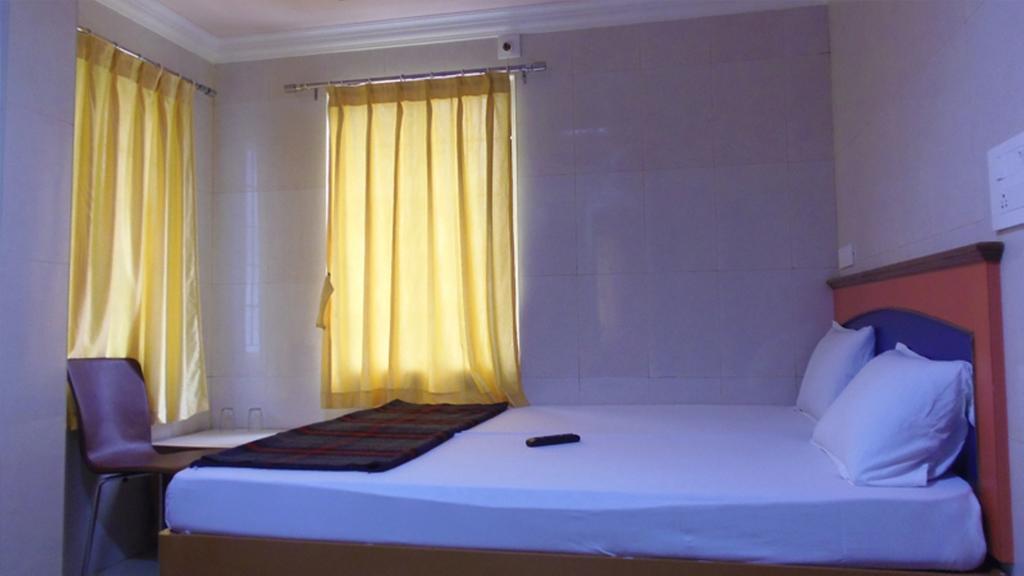 Kvr Deluxe Residency Tirupati Ruang foto