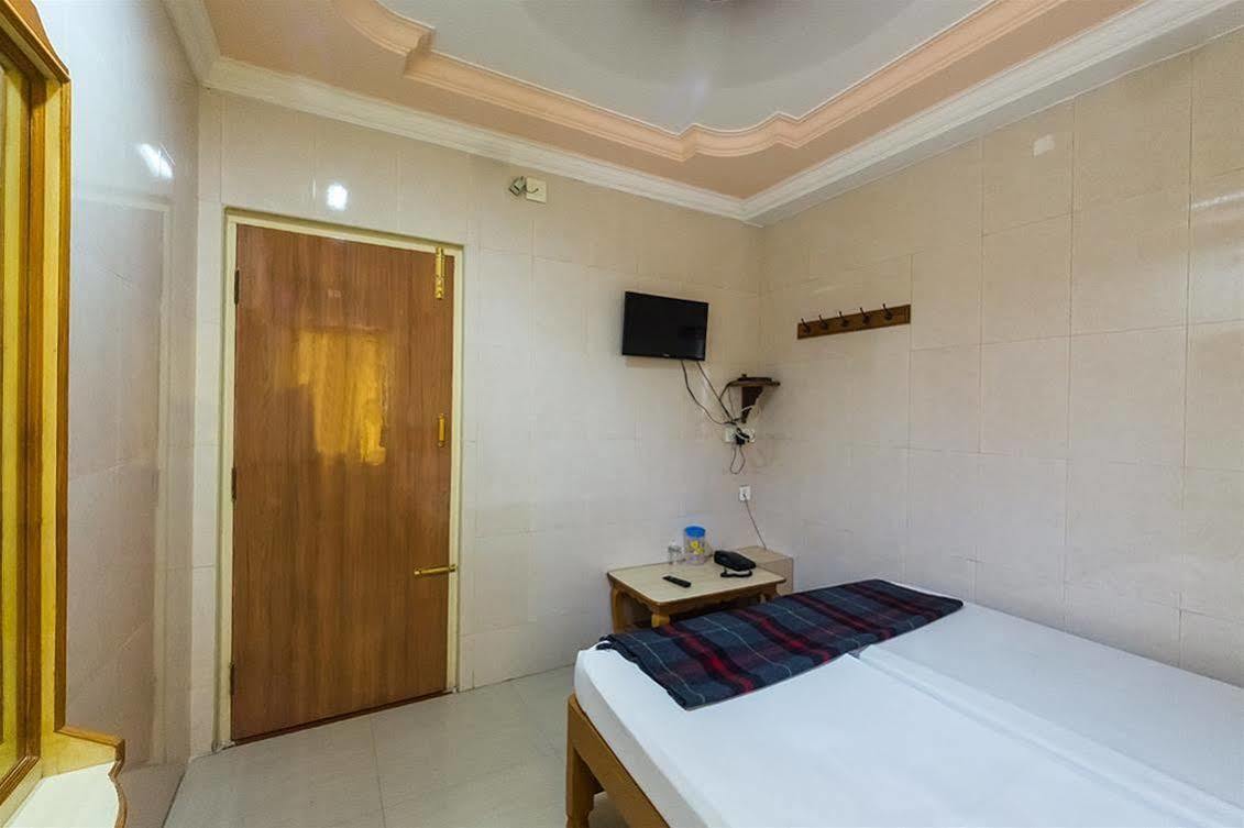 Kvr Deluxe Residency Tirupati Bagian luar foto